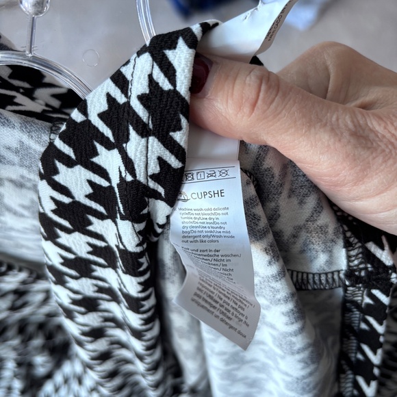 Cupshe houndstooth ruched v-neck wrap style dress - Picture 5 of 5